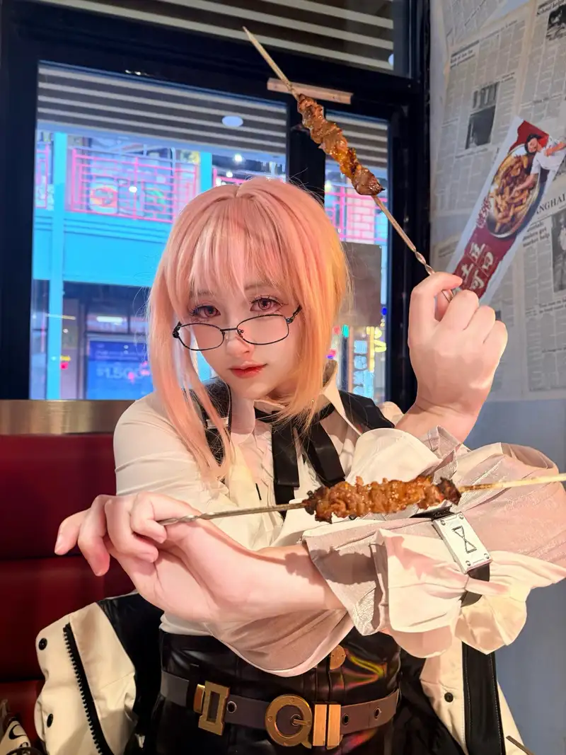 ảnh Luisa cosplay với phong cách đầy cuốn hút