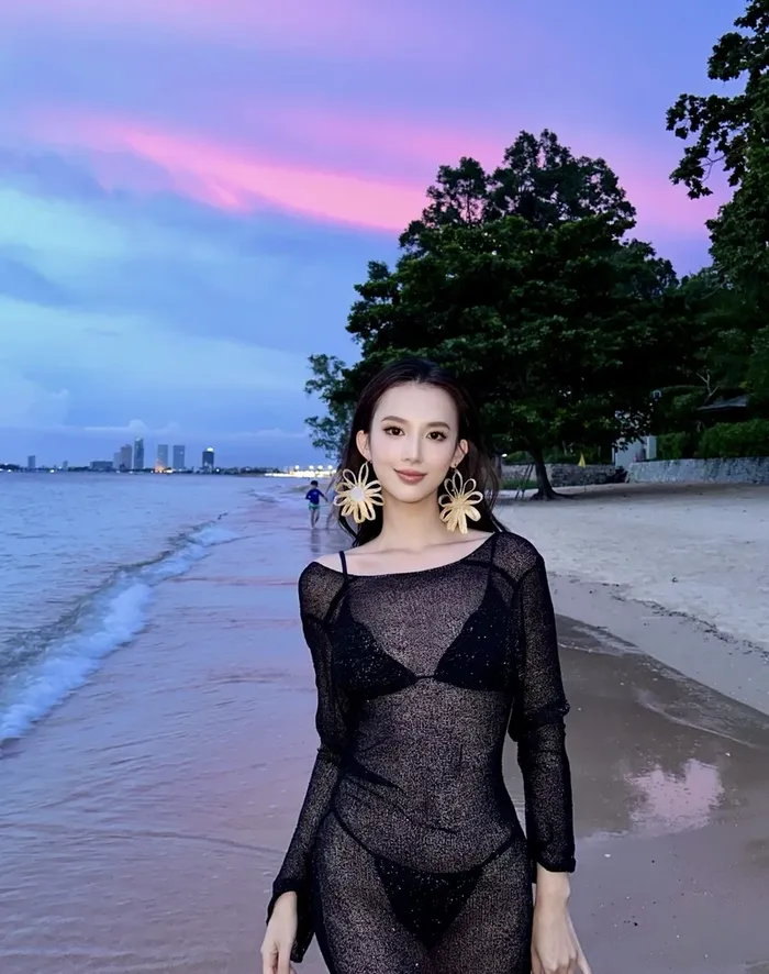 Gái xinh dáng người mặc váy lưới body nóng bỏng