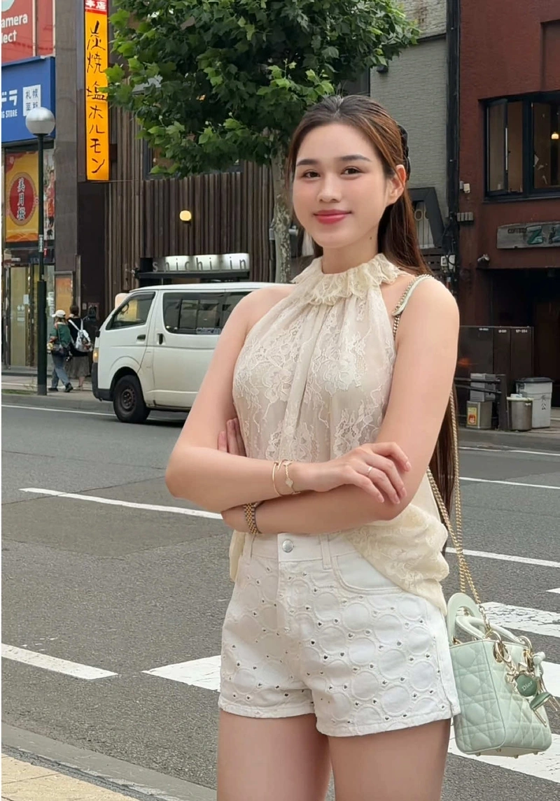 Ảnh Đỗ Thị Hà bikini sexy ngực căng tròn
