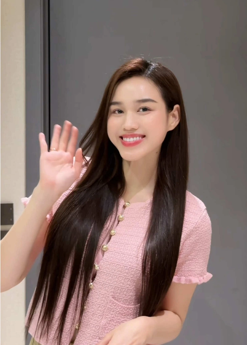Ảnh Đỗ Thị Hà lộ hàng ngực đầy đặn