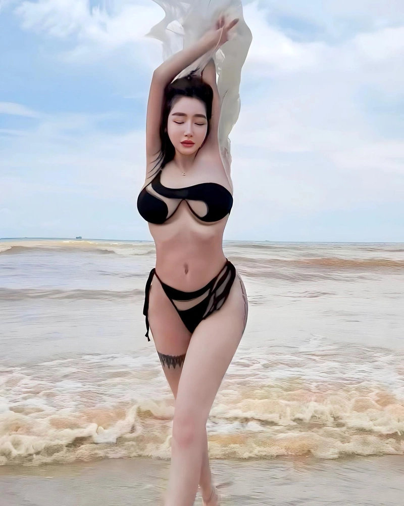 Ảnh Elly Trần bikini sexy mông cong vòng 3 quyến rũ