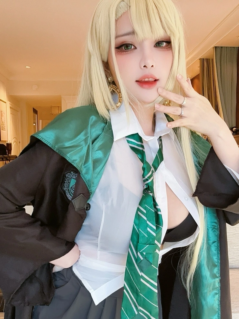 Ảnh Hana Dinh bikini sexy tôn lên vòng ba tròn đầy