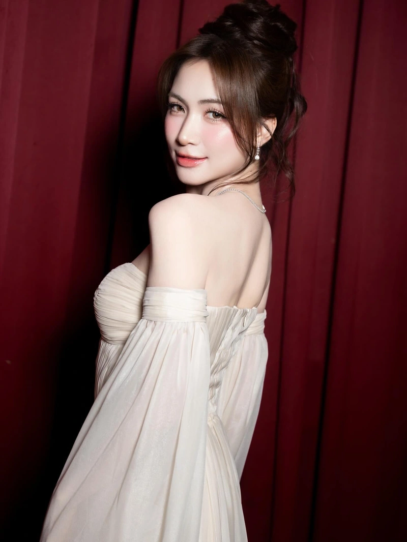 Ảnh Hòa Minzy sexy không che 2K hút hồn