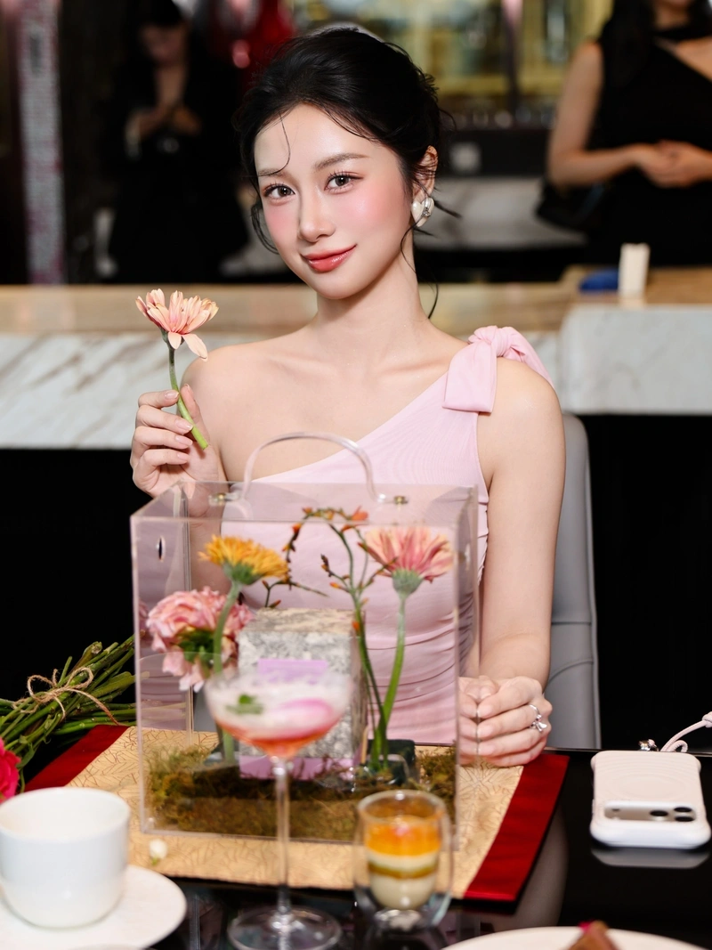 Ảnh Jun Vũ sexy cởi áo khoe ngực quyến rũ