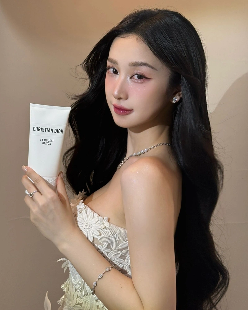 Ảnh Jun Vũ sexy show mông căng tròn