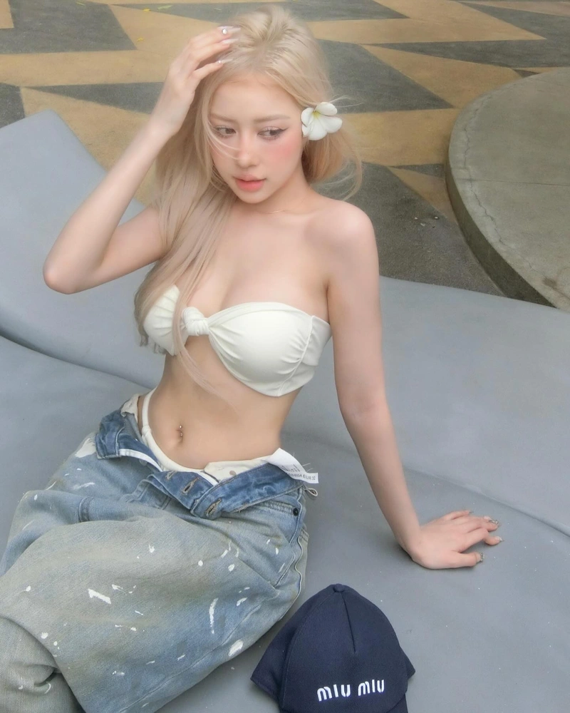 Ảnh Lê Huyền Diệu mặc bikini quyến rũ gợi cảm