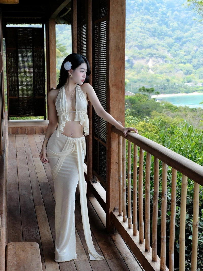 Ảnh Lê Kim Loan bikini sexy mông to săn chắc hút hồn