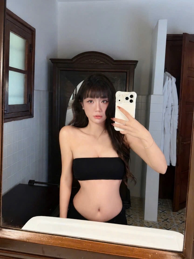 Ảnh Linh Chi bikini sexy ngực căng tròn