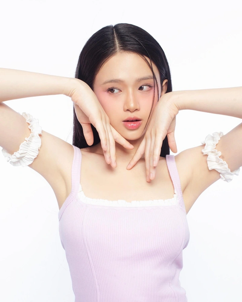 Ảnh Linh Ka gợi cảm show hàng hấp dẫn