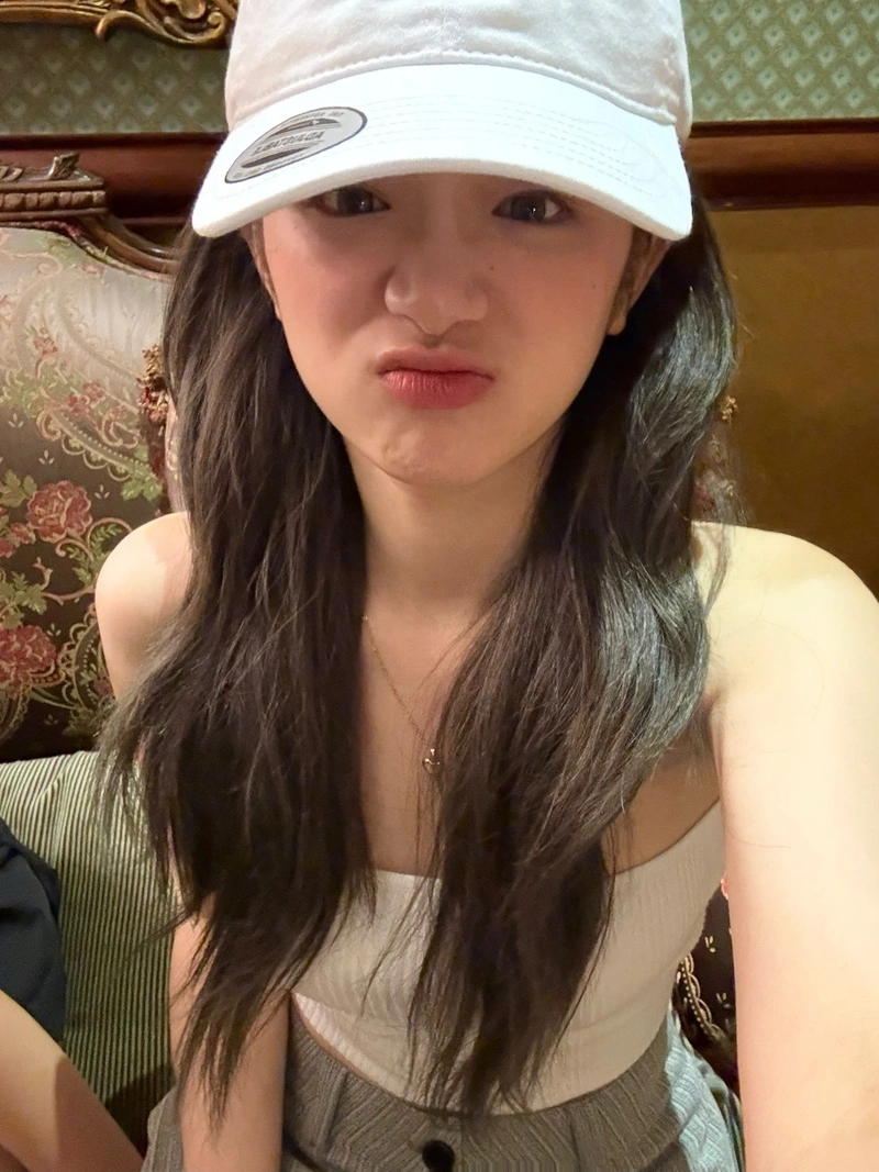 Ảnh Linh Ka khoe hàng sexy cuốn hút