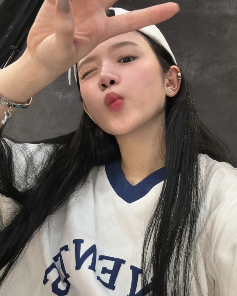 Ảnh Linh Ka vòng một to tròn quyến rũ