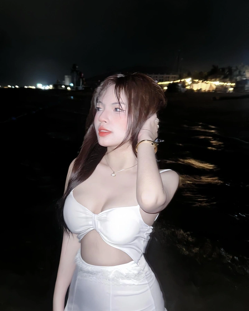 Ảnh Linh Tây bikini sexy lộ hàng cuốn hút mạnh mẽ