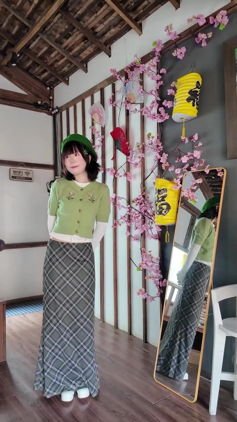 Ảnh Mèo Simmy không che vòng một to