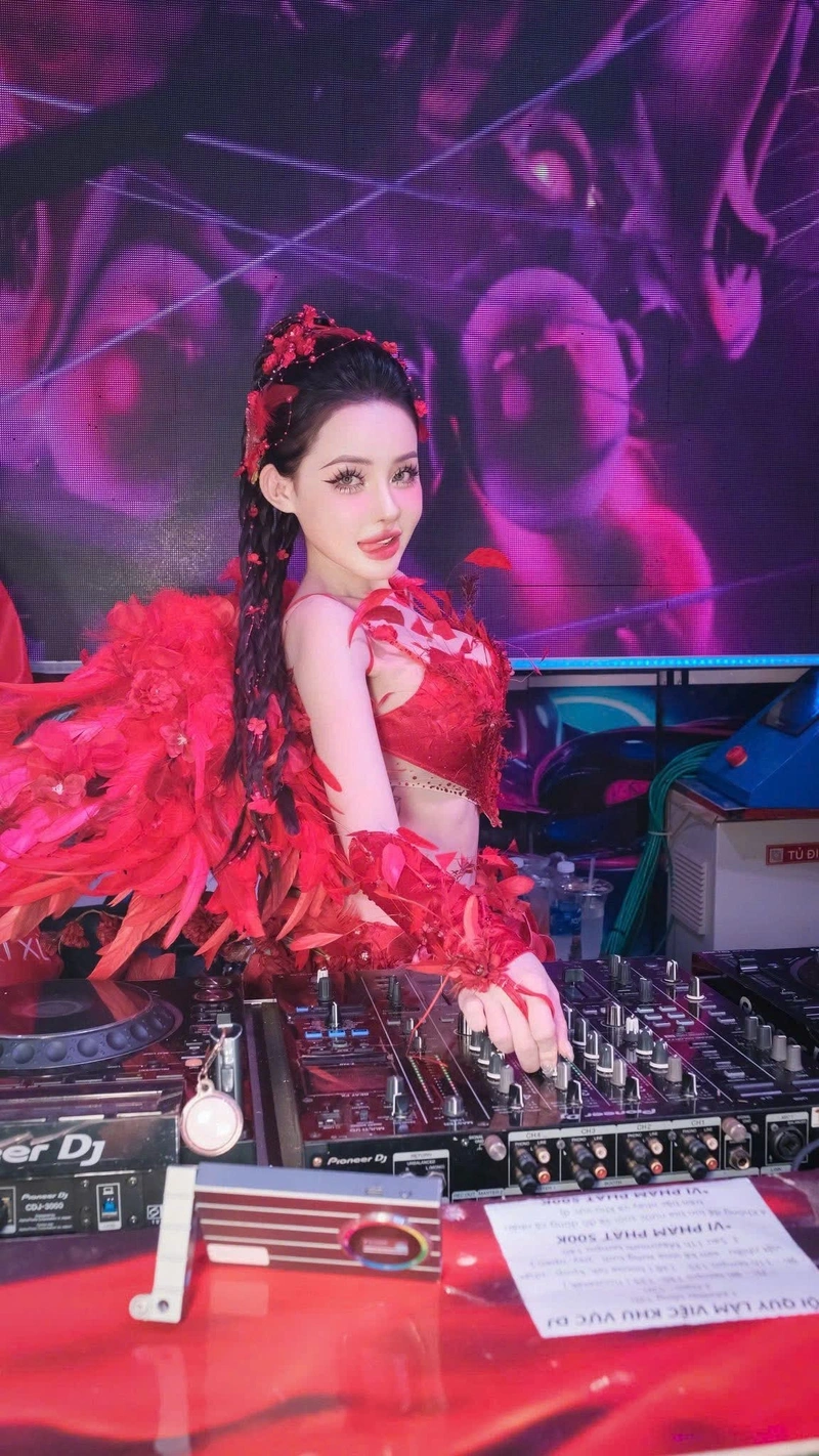Ảnh Ngân 98 diện bikini mỏng manh lộ đường cong quyến rũ