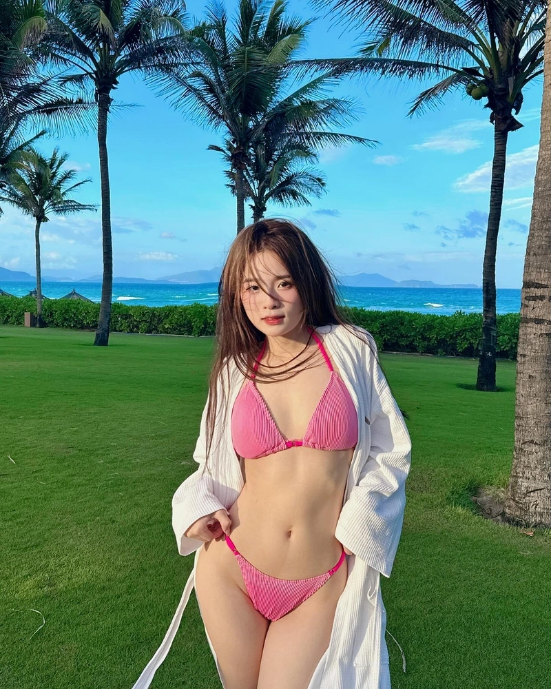 Ảnh Ngọc Kem bikini sexy với vòng một to tròn hút hồn