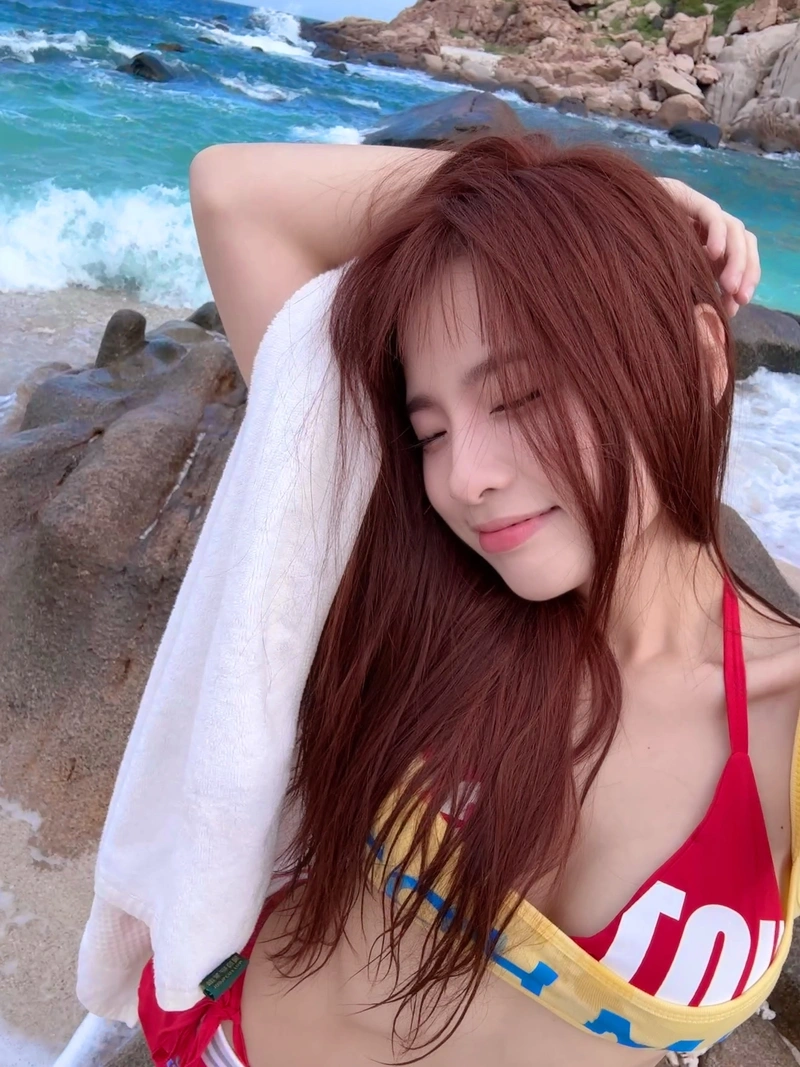 Ảnh Ngọc Kem bikini sexy vòng một tròn đầy gợi cảm