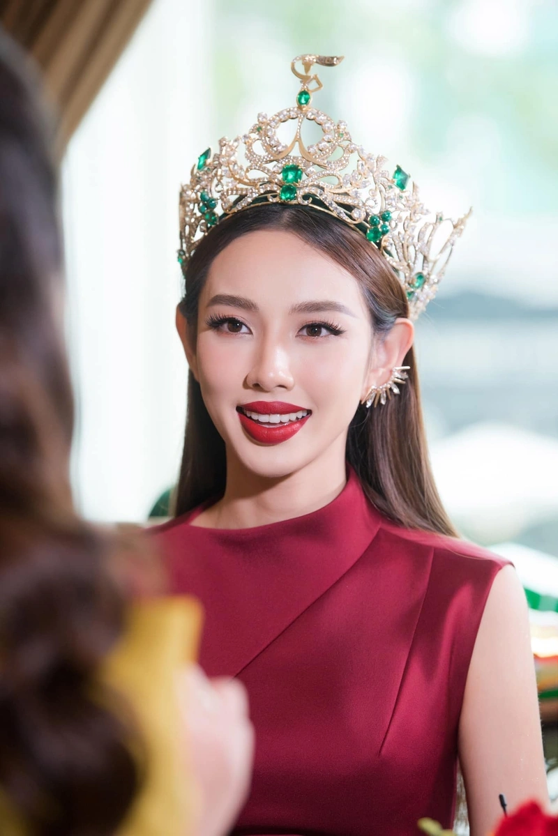 Ảnh Nguyễn Thúc Thùy Tiên gợi tình khoe mông tròn đầy