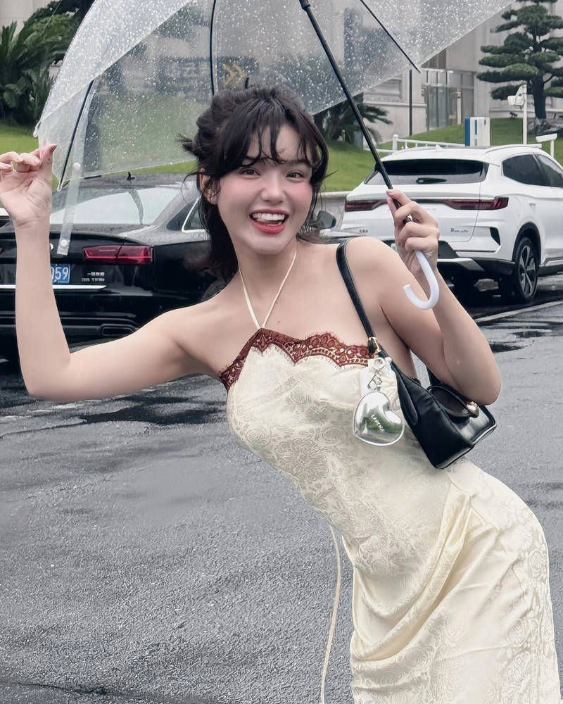 Ảnh Nhật Hạ lộ hàng ngực đầy đặn