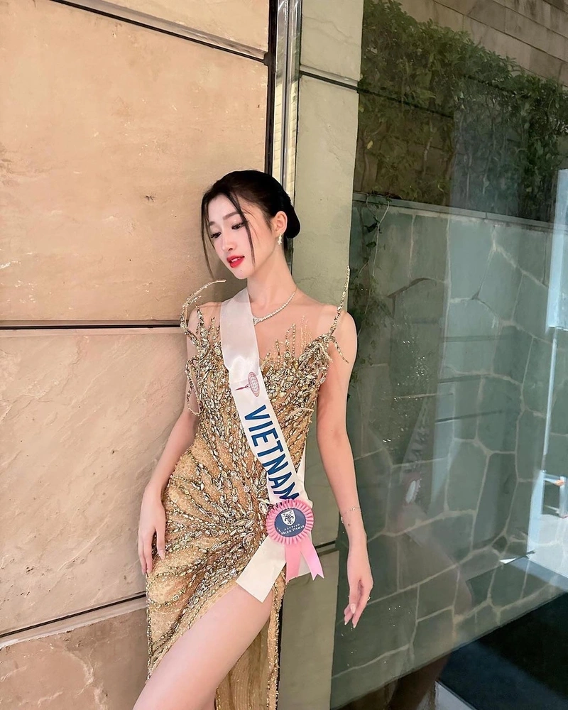 Ảnh Phương Nhi bikini mỏng manh gợi dục hút hồn
