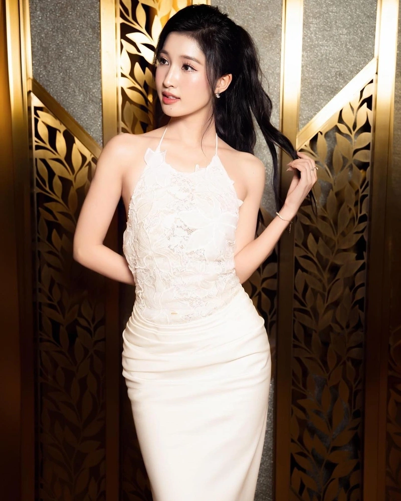 Ảnh Phương Nhi sexy với vòng ba quyến rũ căng tròn