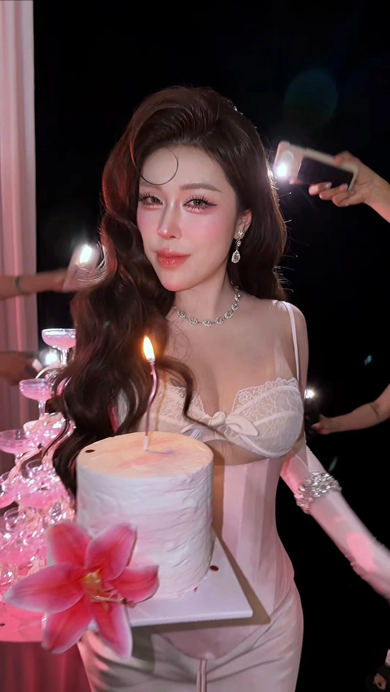 Ảnh Pinky Bảo Trân bikini sexy mông cong hút hồn