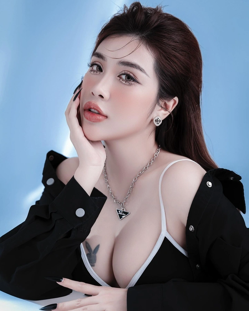 Ảnh Pinky Bảo Trân bikini sexy mông khủng gợi dục