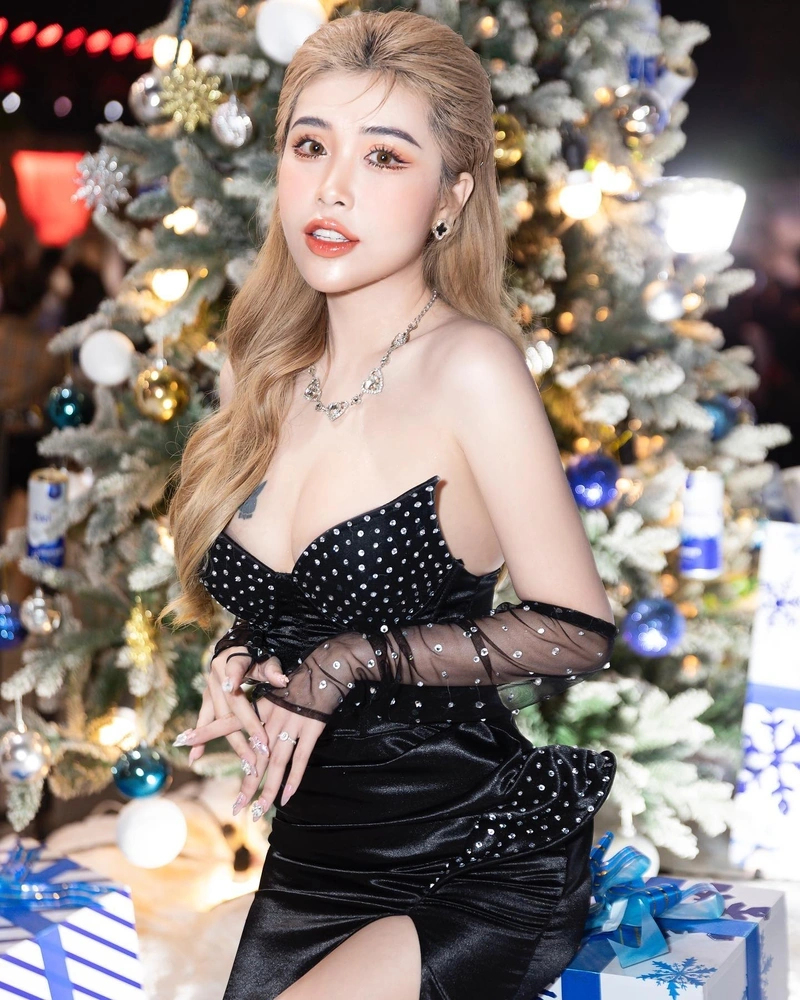 Ảnh Pinky Bảo Trân show bikini lộ hàng dâm dục