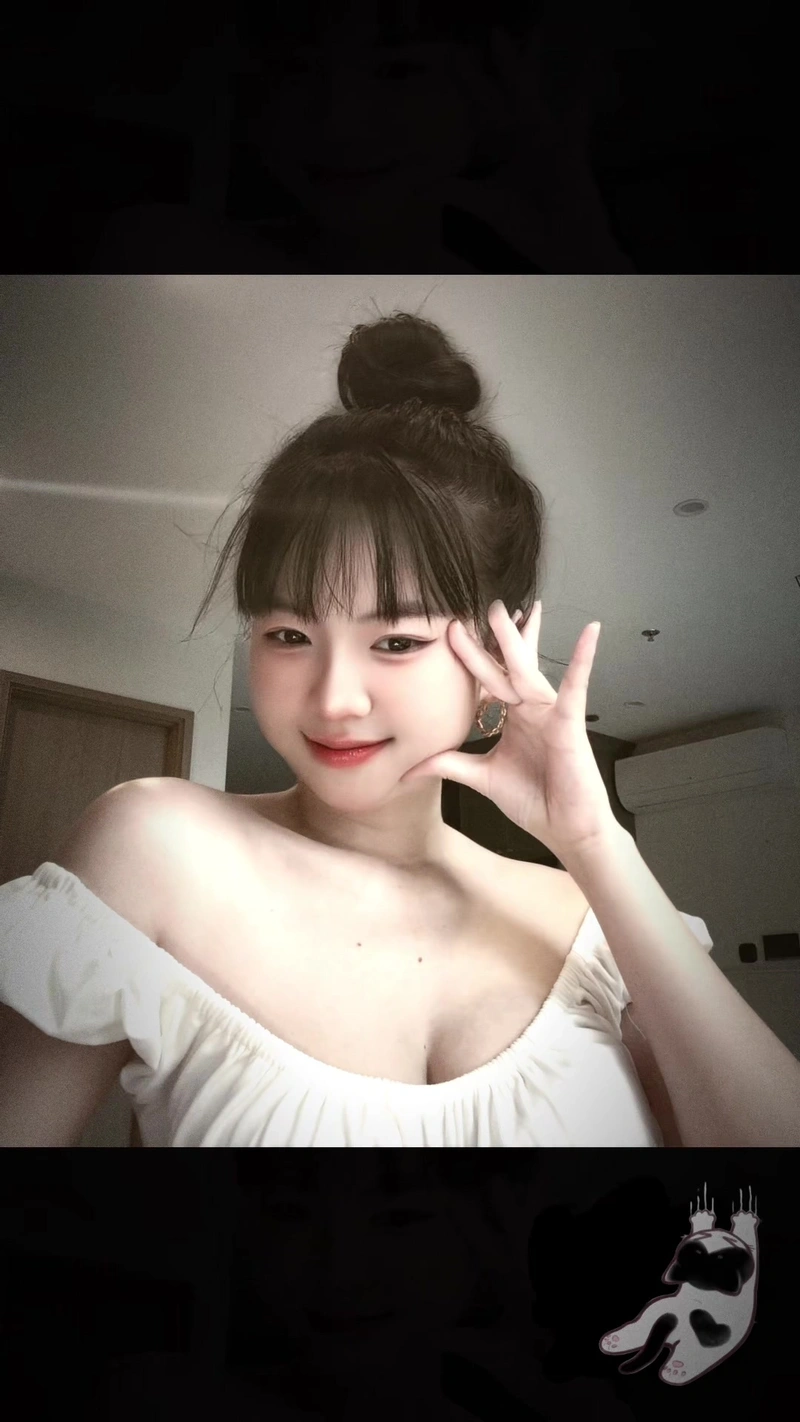 Ảnh Shana Quỳnh Giang bikini gợi tình vòng một khủng