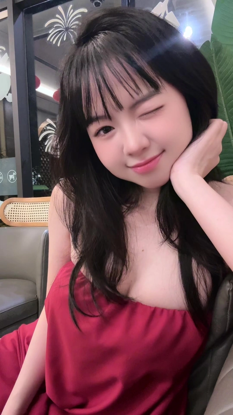 Ảnh Shana Quỳnh Giang lột đồ bikini show hàng
