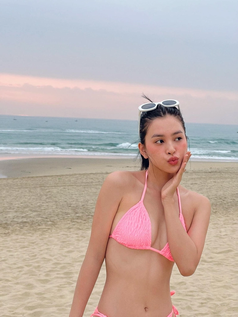 Ảnh Tiểu Vy bikini sexy khoe vòng 1 đầy đặn quyến rũ