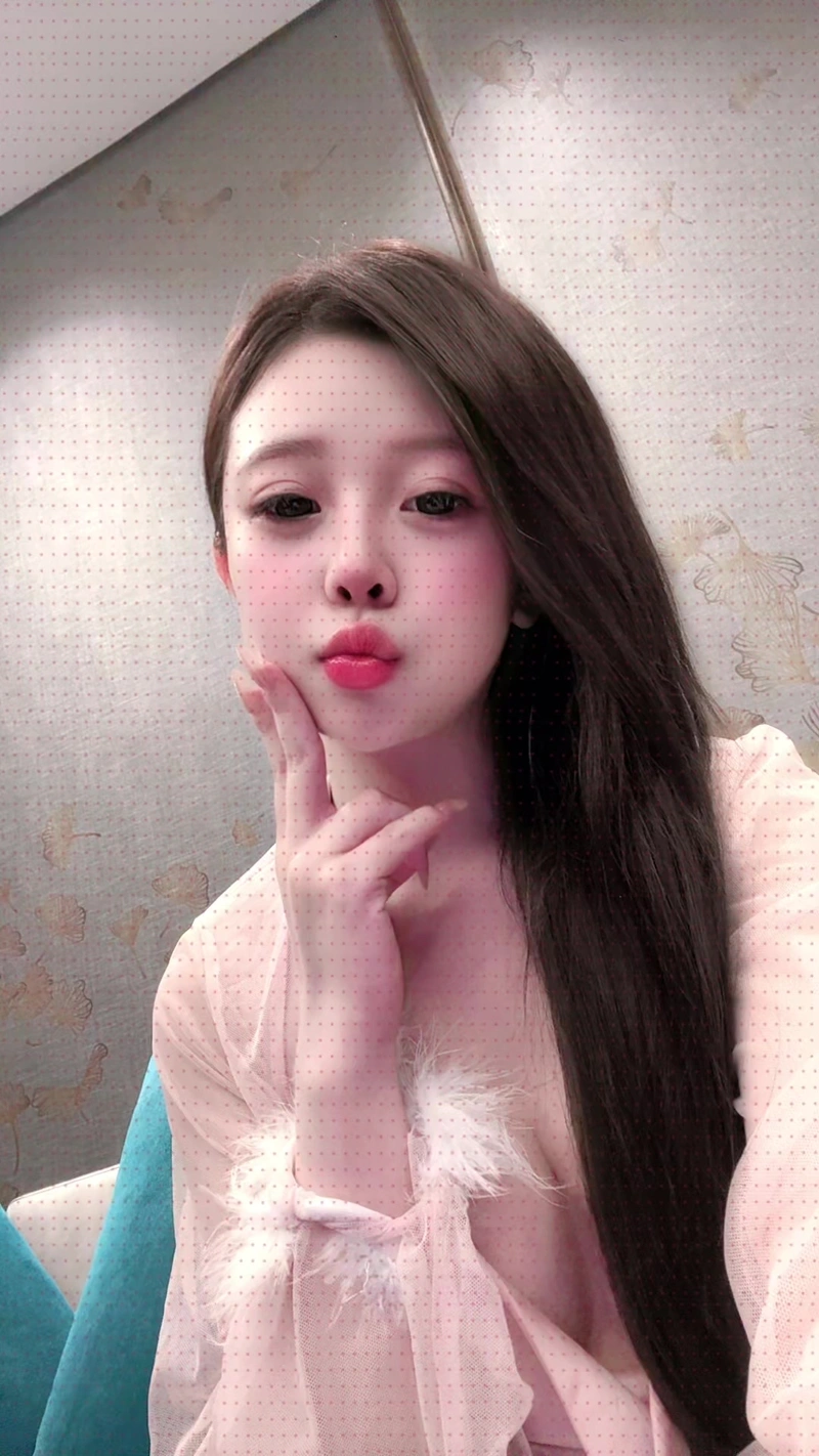 Ảnh Tiktoker Thảo Baby sexy vòng 3 khủng