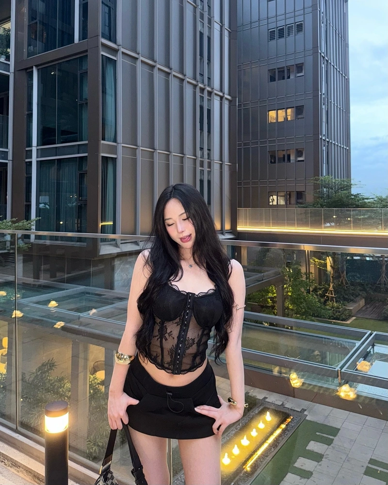 Ảnh Uyên Ni diện bikini táo bạo quyến rũ