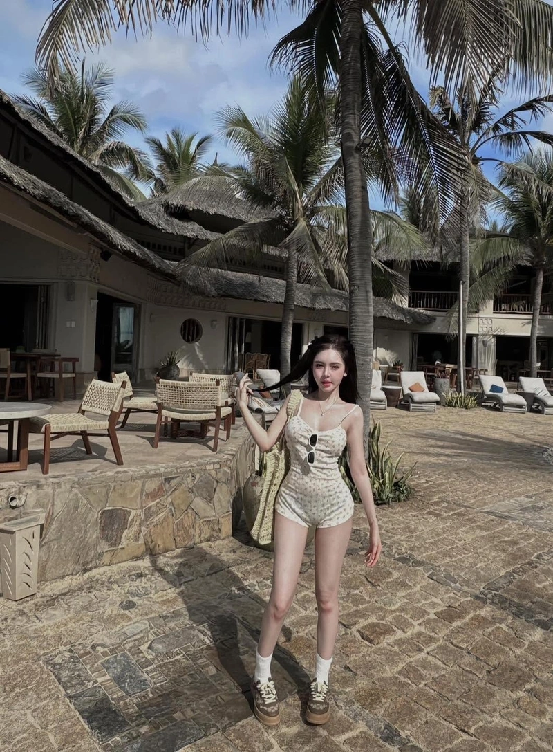 Ảnh bikini Trần Huyền Châu mê hoặc
