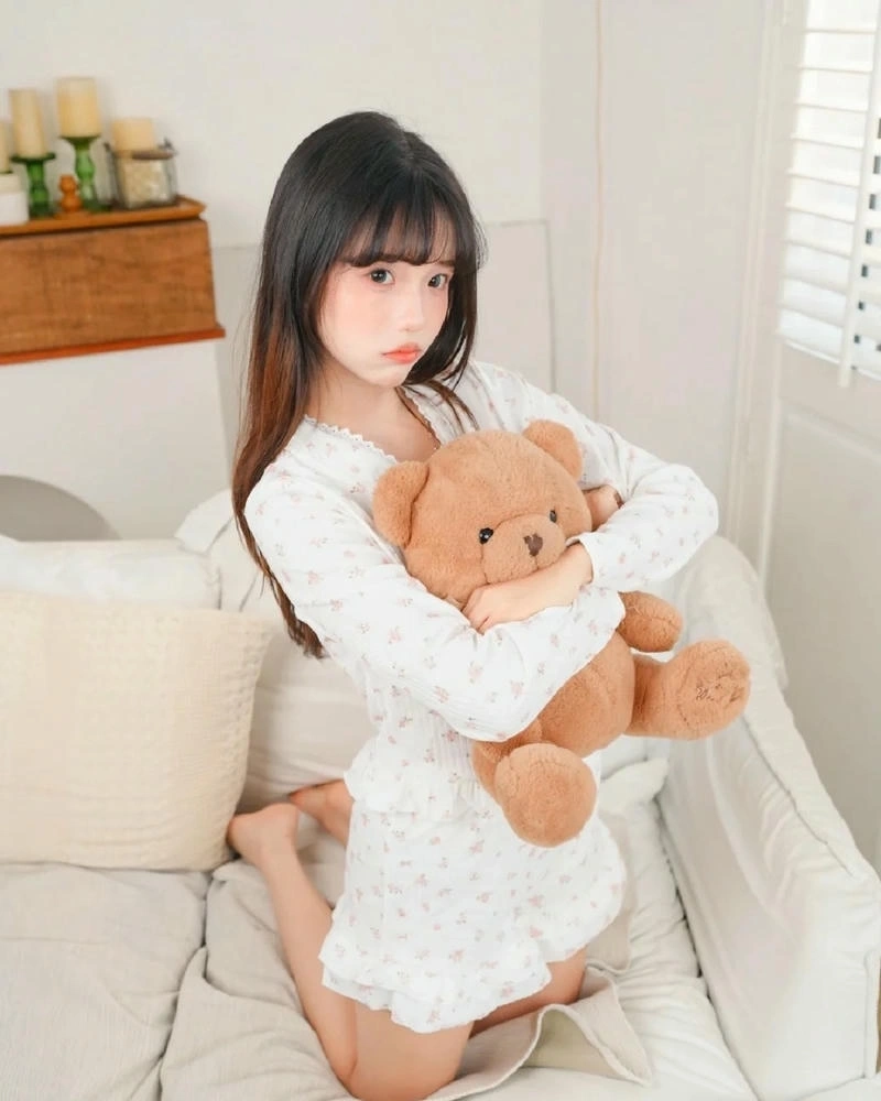 Ảnh cô nàng mặc đồ ngủ mang nét dịu dàng