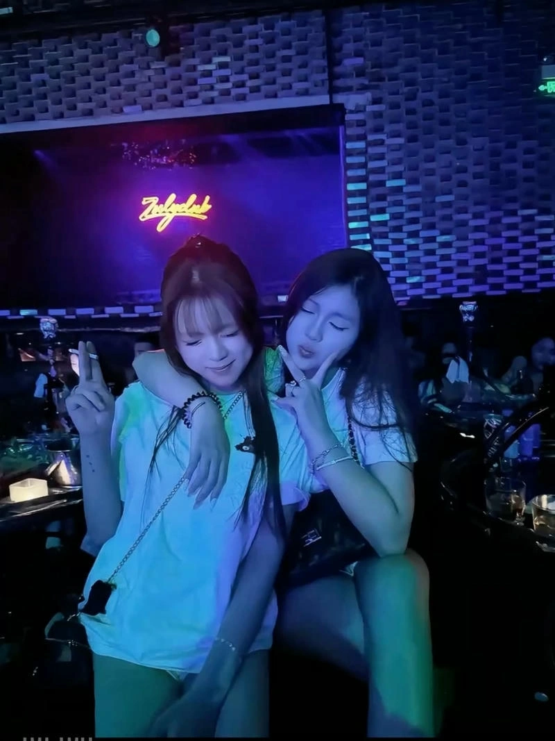 Ảnh gái karaoke đẹp lung linh chân thật