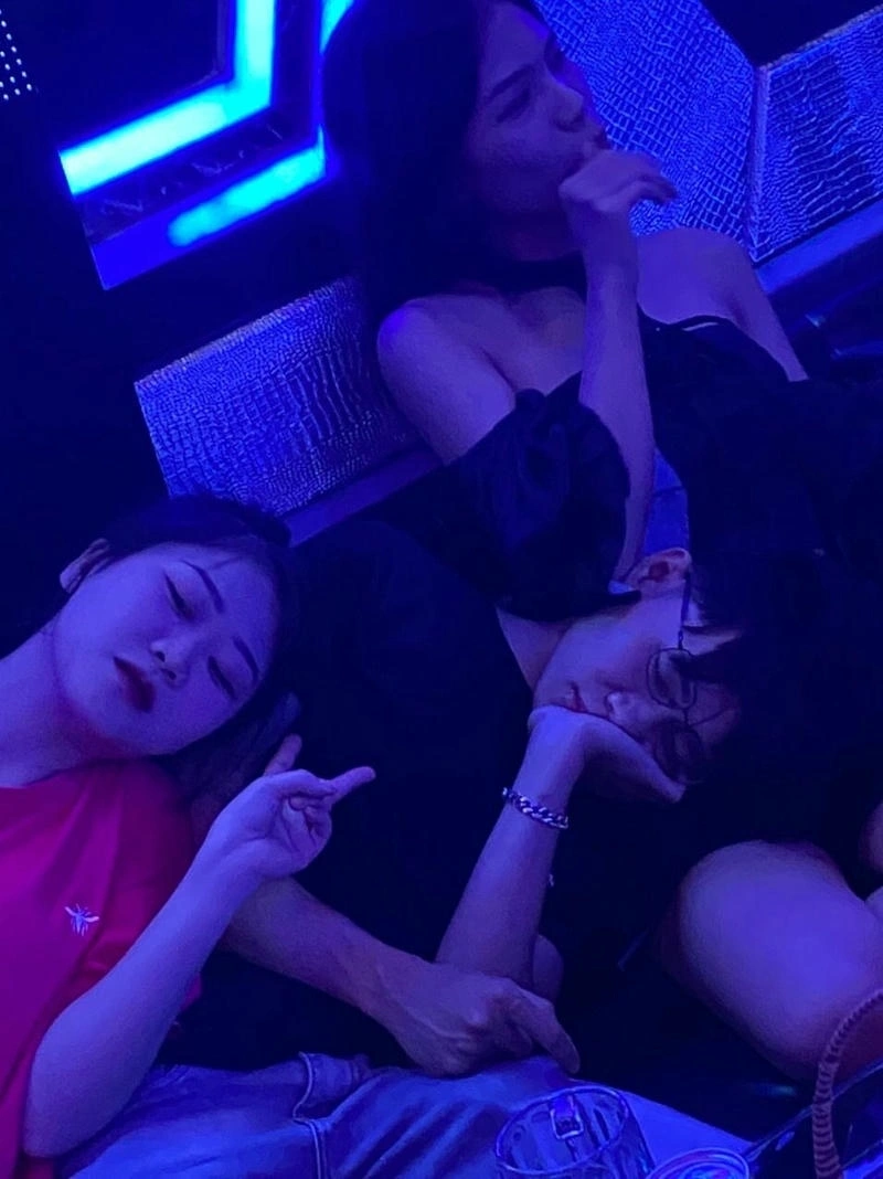 Ảnh gái karaoke kiểu cân đối sắc sảo ấn tượng