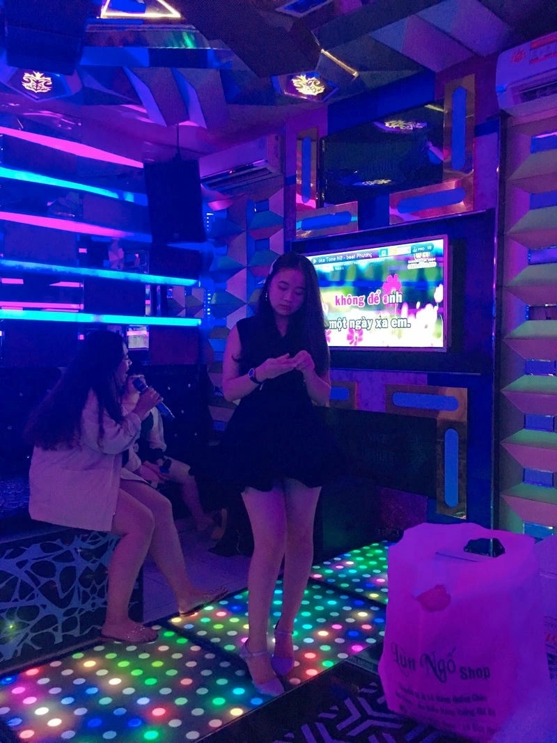 Ảnh gái karaoke lung linh quyến rũ cao cấp