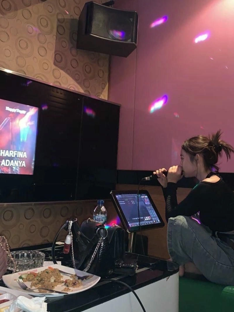 Ảnh gái karaoke mượt mà rạng rỡ cảm xúc