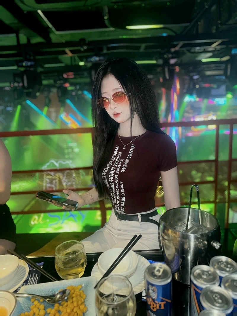 Ảnh gái karaoke phong cách chi tiết lôi cuốn