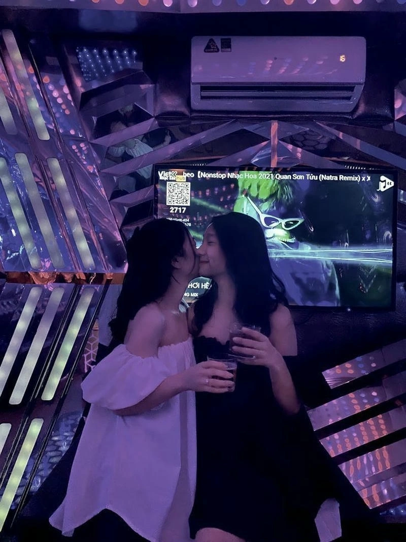 Ảnh gái karaoke phong cách phong phú chi tiết tự nhiên