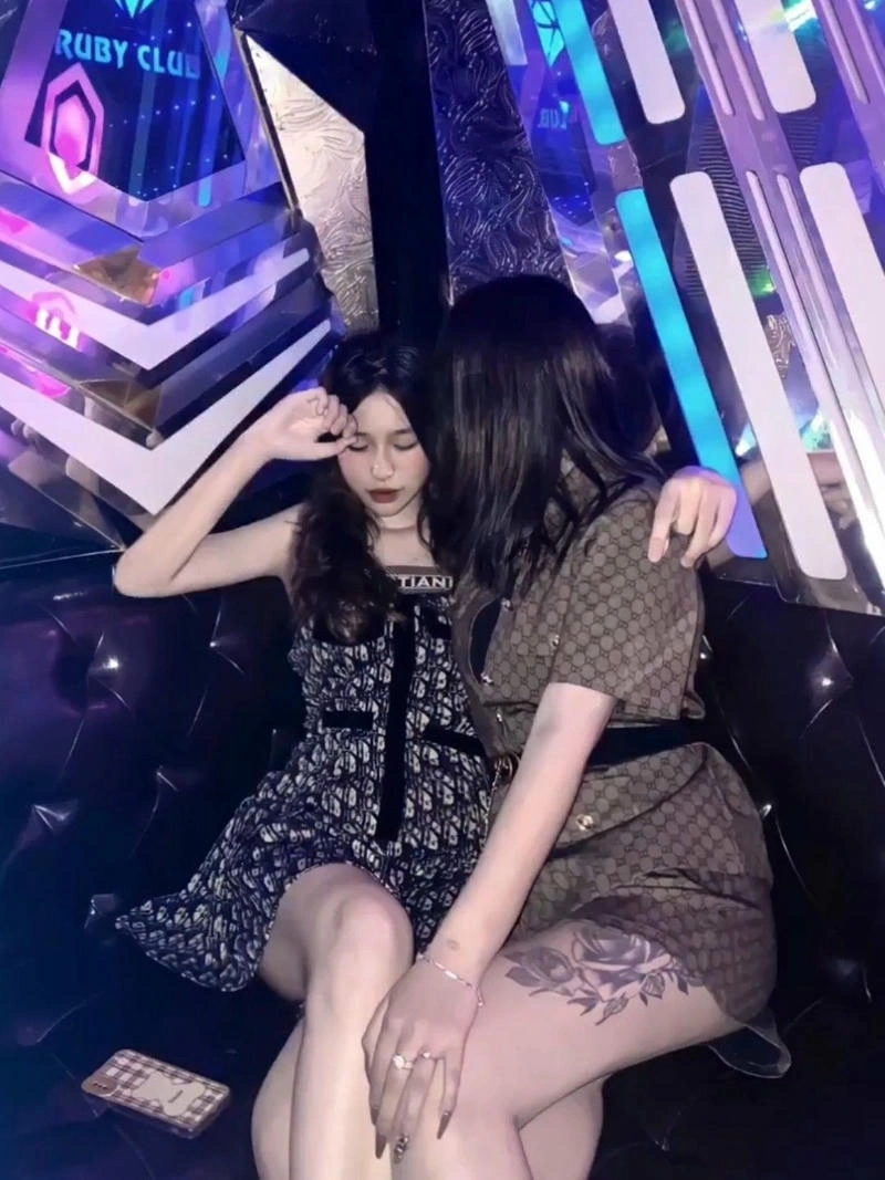 Ảnh gái karaoke rực rỡ nổi bật sáng tạo