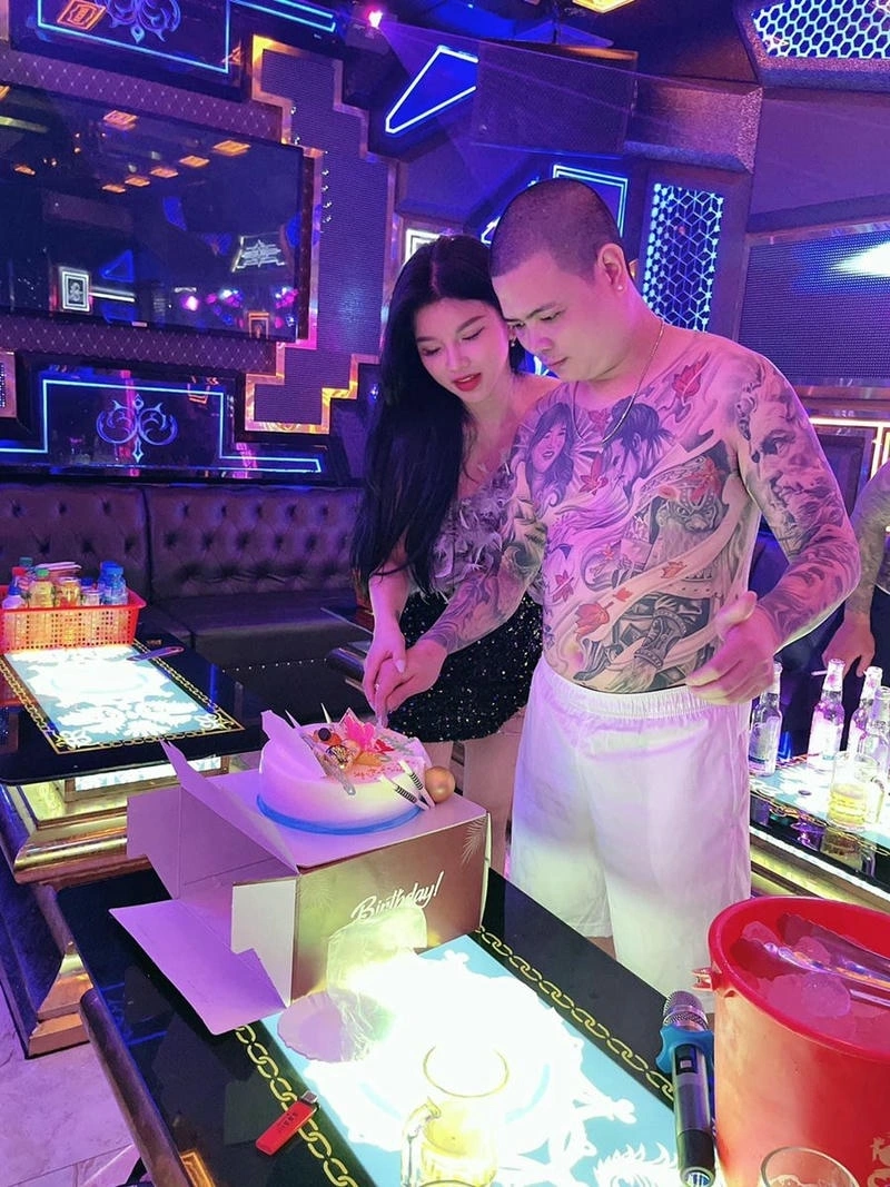 Ảnh gái karaoke sáng tạo cân xứng độc đáo