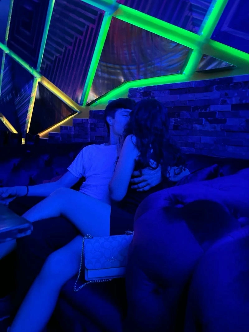 Ảnh gái karaoke sinh động hoàn hảo rõ nét