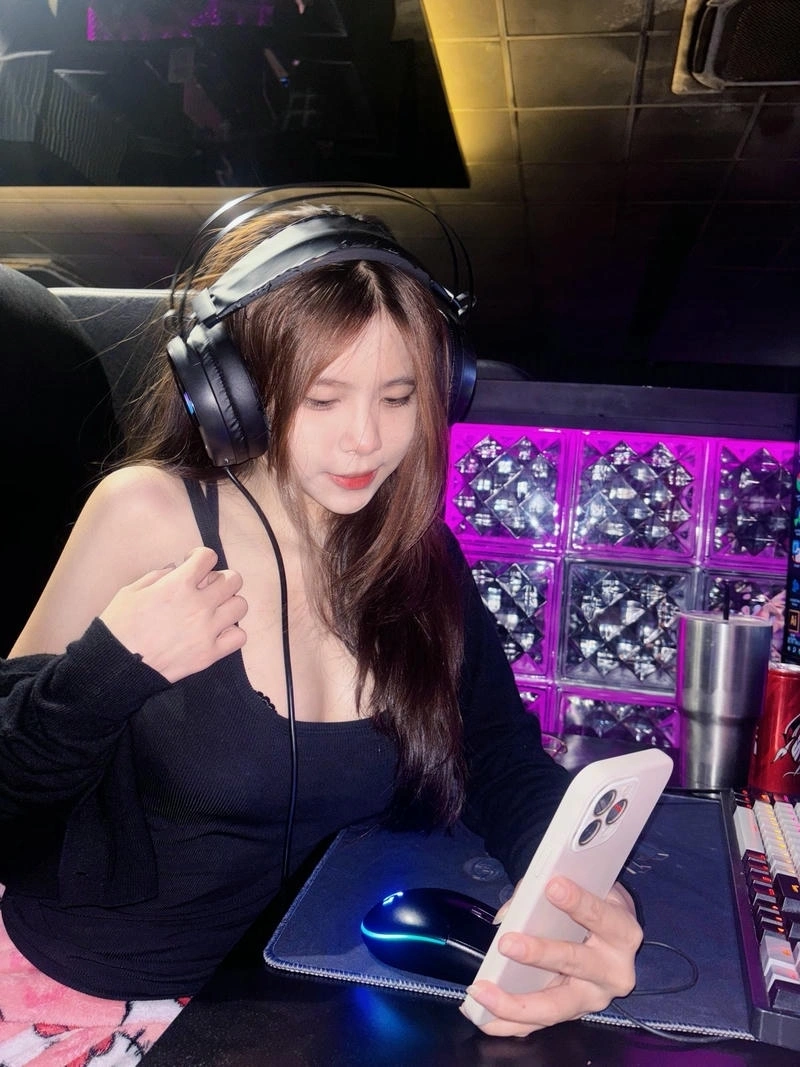 Ảnh gái karaoke thanh tao lôi cuốn sâu lắng