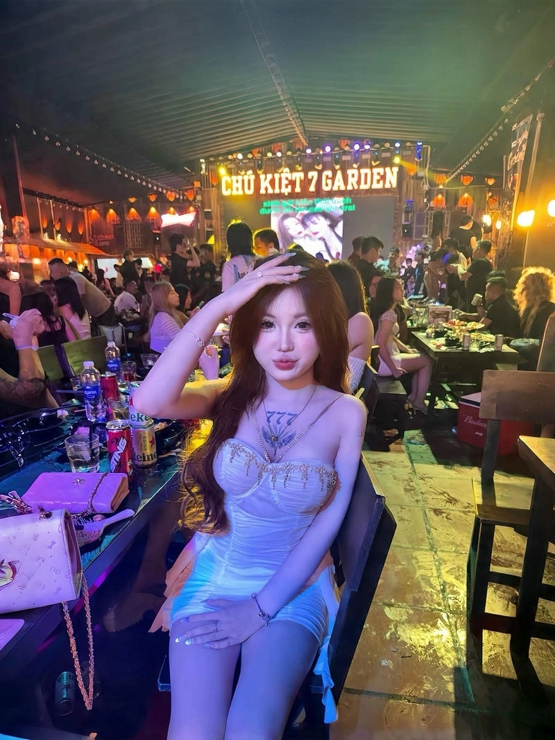 Ảnh gái karaoke tự nhiên gợi cảm sống động