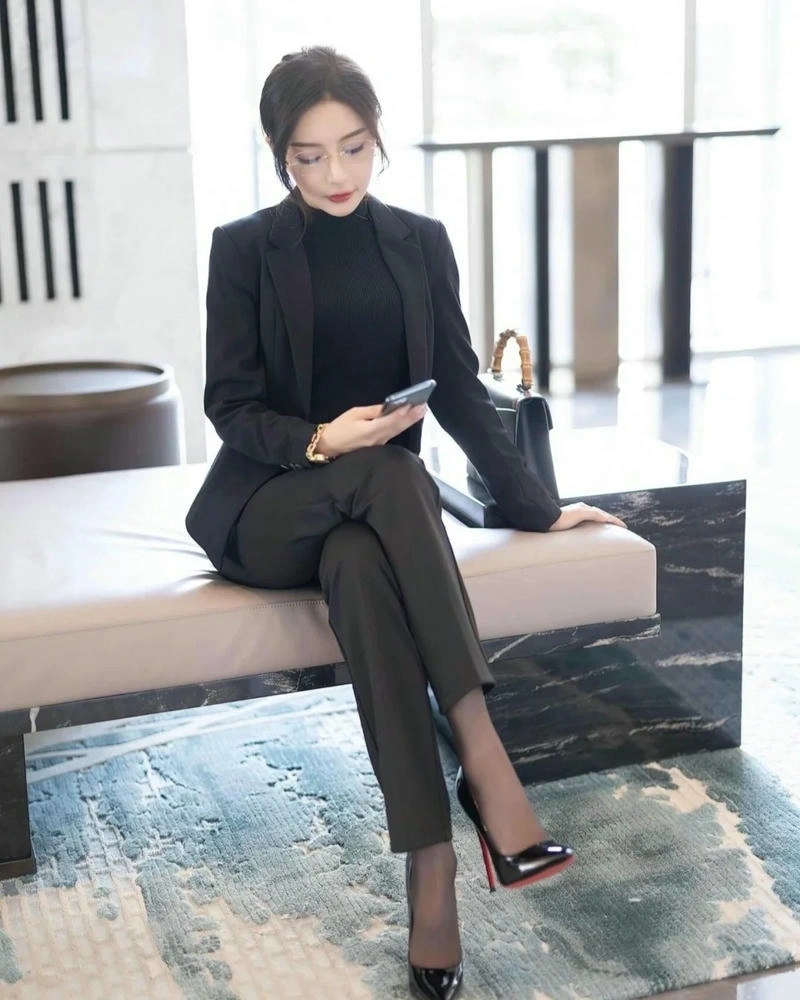 Ảnh gái văn phòng với thần thái tự tin