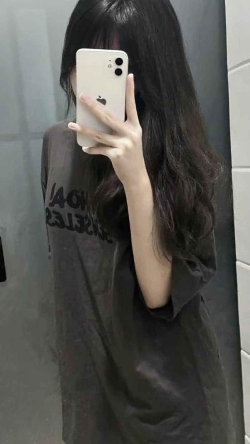 Ảnh gái xinh che mặt bằng điện thoại ngọt ngào duyên dáng