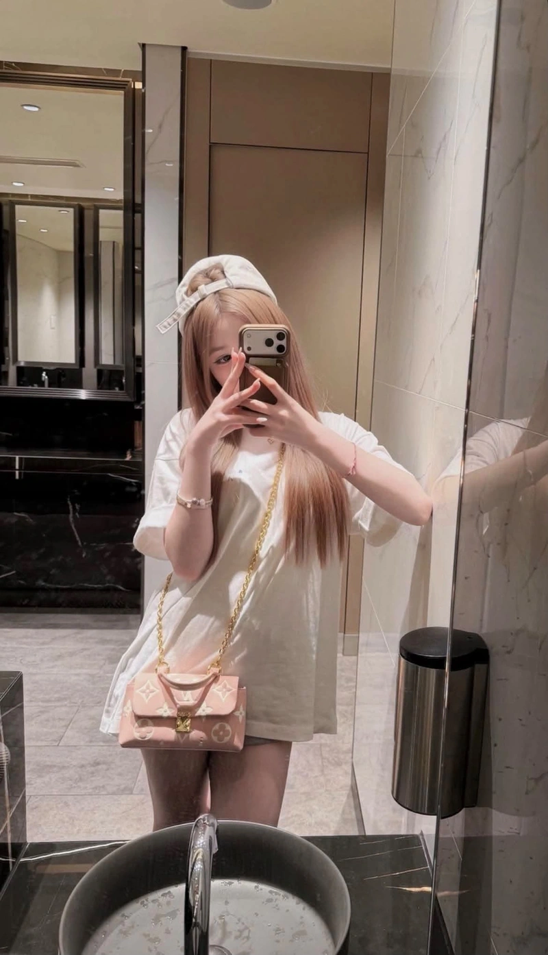 Ảnh gái xinh che mặt bằng điện thoại trẻ trung tươi tắn