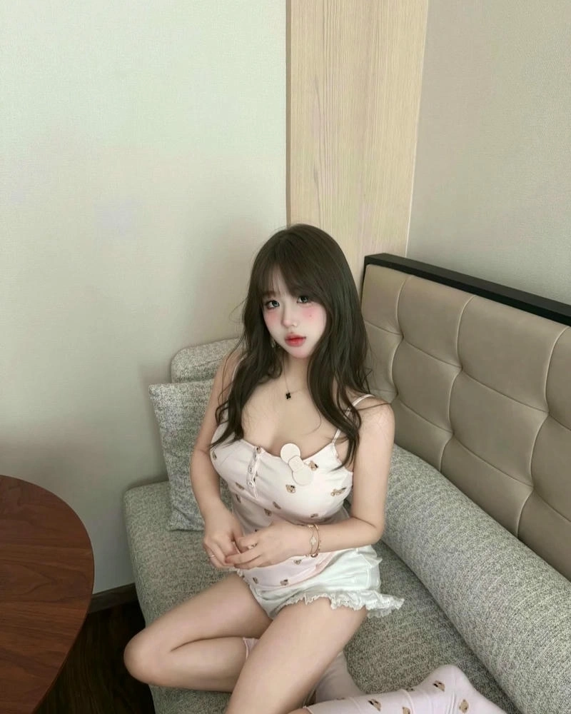 Ảnh gái xinh mặc đồ ngủ dịu dàng
