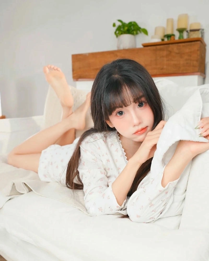 Ảnh gái xinh mặc đồ ngủ thể hiện nét duyên